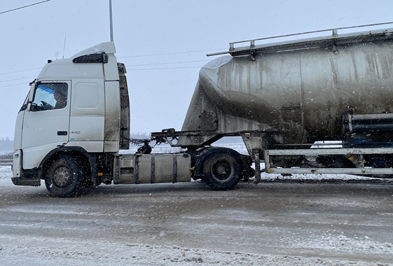 На заснеженной трассе под Вольском образовалась пробка