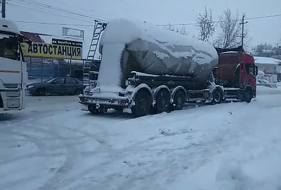 Центр Вольска перегородили буксующие цементовозы