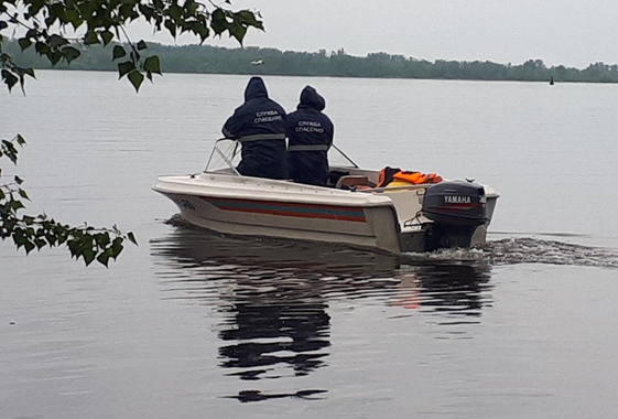 Жители Вольска пошли под воду на поврежденной лодке