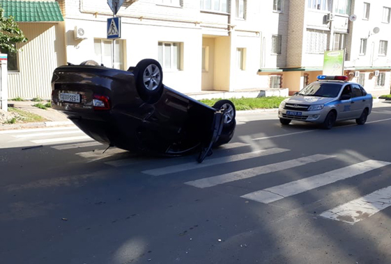 В Вольске на пешеходном переходе иномарка перевернулась на крышу