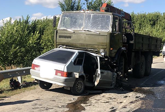 Водитель легковушки влетел под грузовик и погиб на месте