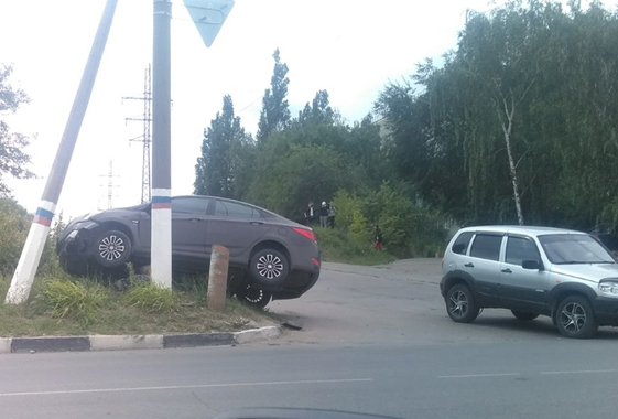 В Вольске «Хендай» напоролся на трубу и завис