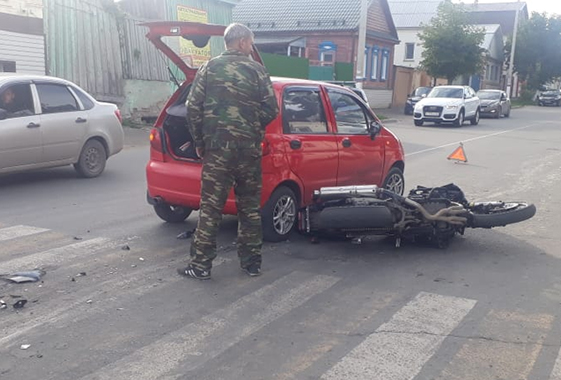 Столкновение мотоциклиста с иномаркой в центре Вольска попало на видео