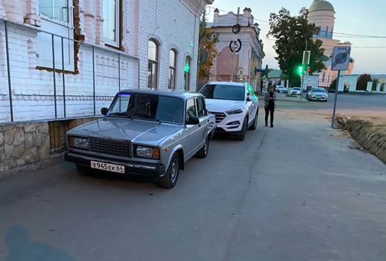Автомобили оккупировали тротуары на пешеходной зоне Вольска