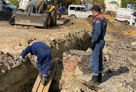 В Вольске собака провалилась в траншею и кидалась на спасателей