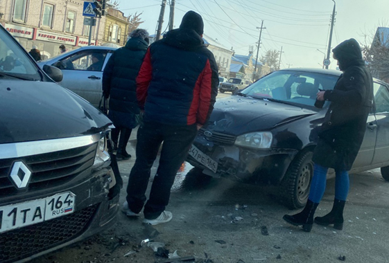 Автоледи на «Калине» и такси столкнулись на перекрестке