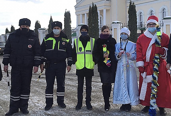 Полицейские вывели к храму Деда Мороза со Снегурочкой