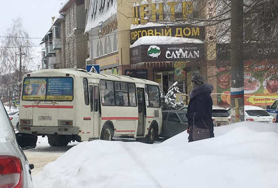 В Вольске автобус протаранил припаркованную легковушку