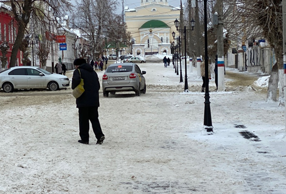 Через пешеходную зону в Вольске транзитом проезжают такси и ГБР