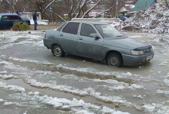 В Вольске автомобиль подъехал к «Магниту» и вмерз в лед