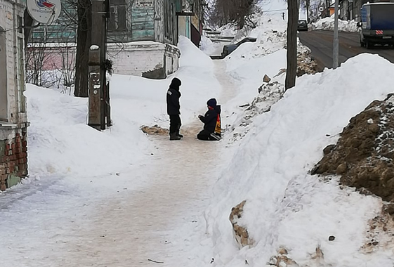 В Вольске дети забросали автомобили петардами