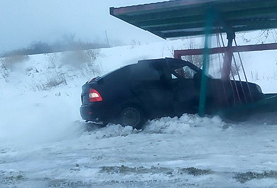 В Вольске легковой автомобиль протаранил автобусную остановку