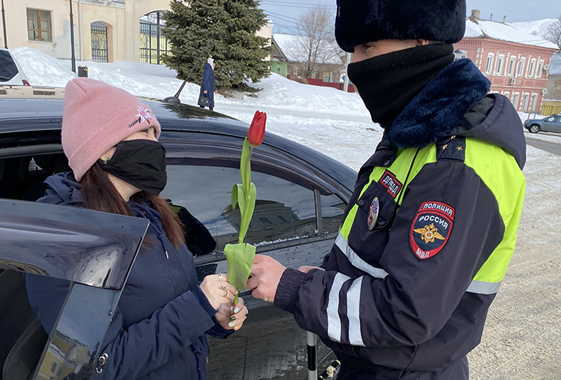 В Вольске сотрудники ГИБДД дарили женщинам цветы и туфельки