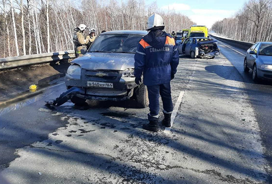 В ДТП под Вольском покалечились 74-летний водитель и пассажир