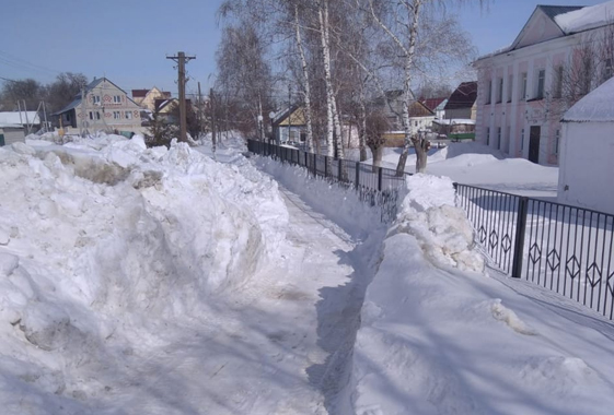 В Вольске оперативно почистили дорогу к школе