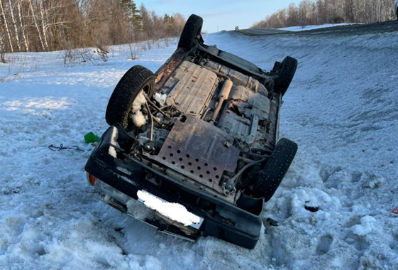 Под Вольском легковой автомобиль перевернулся на крышу