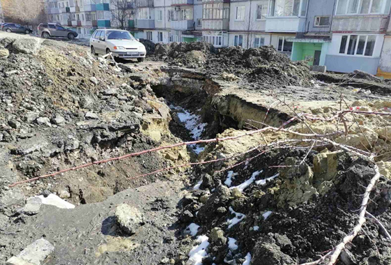 Водоканал с зимы не может закопать перерытую улицу