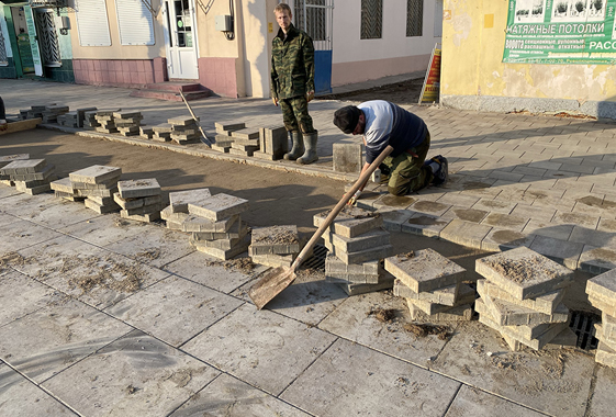 На пешеходной улице Вольска перекладывают новую плитку