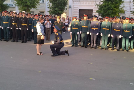 На центральной площади Вольска офицер признался девушке в любви