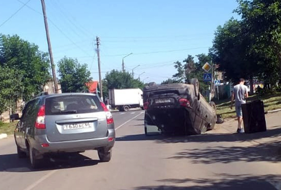 В ДТП с иномаркой в Вольске «Лада» опрокинулась на крышу