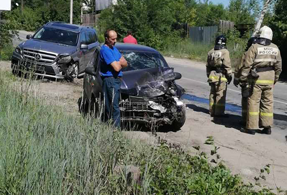 Два человека покалечились в ДТП «Калины» и «Мерседеса»