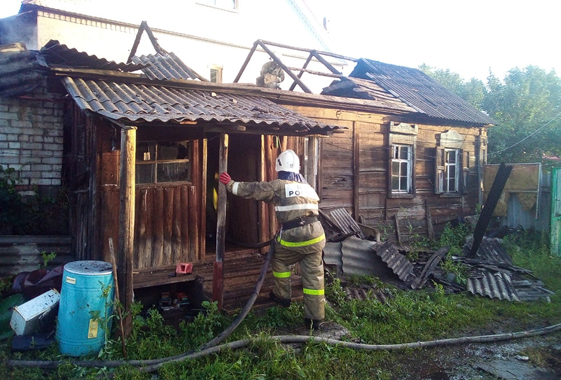 В Вольске от сарая загорелся жилой дом