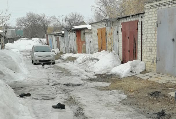 Житель Вольска разделся около гаражей и замерз