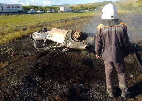 Под Вольском «Лада» вылетела на обочину и загорелась