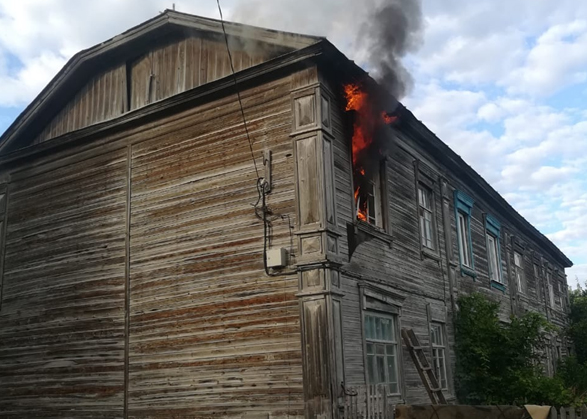 В Вольске на пожаре в 2-этажном доме спасли спящего жильца