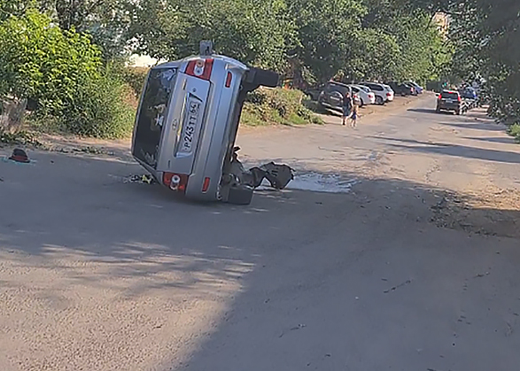 Машина без водителя съехала под гору и перевернулась