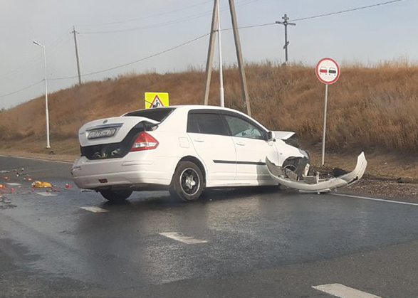 На месте ДТП с пятью погибшими иномарка врезалась в грузовик