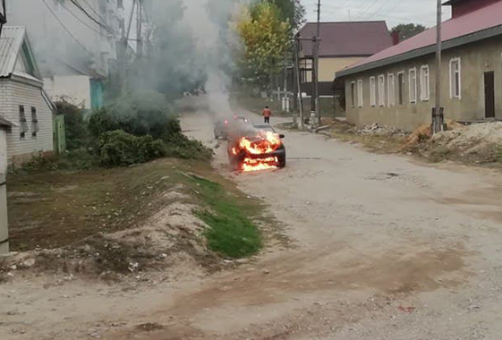 На улице Вольска сгорел легковой автомобиль