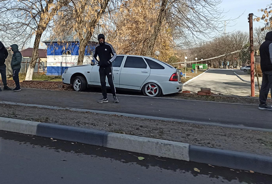 В Вольске «Приора» снесла забор перинатального центра