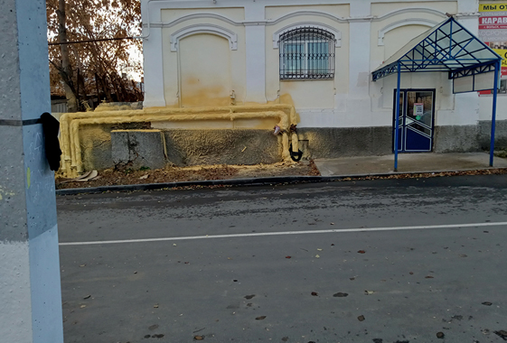 Теплосеть изуродовала фасад здания в центре Вольска