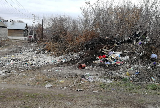 В Вольске около женского монастыря годами не убирают свалку