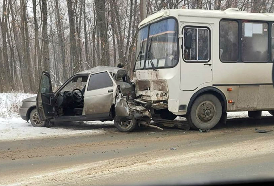 Под Вольском рейсовый автобус смял «Ладу»