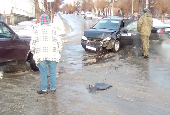 На перекрестке автомобиль такси протаранил внедорожник