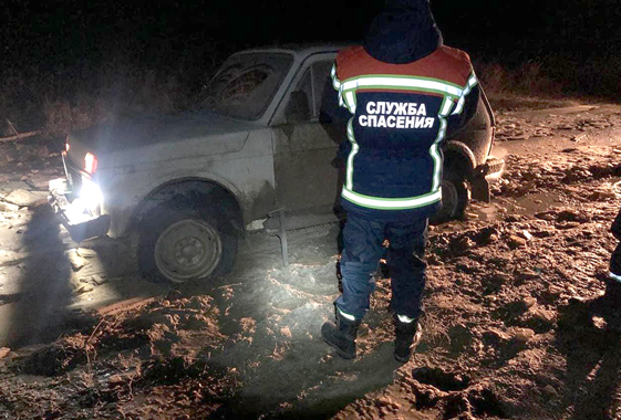 Спасатели не дали замерзнуть мужчинам в застрявшей машине