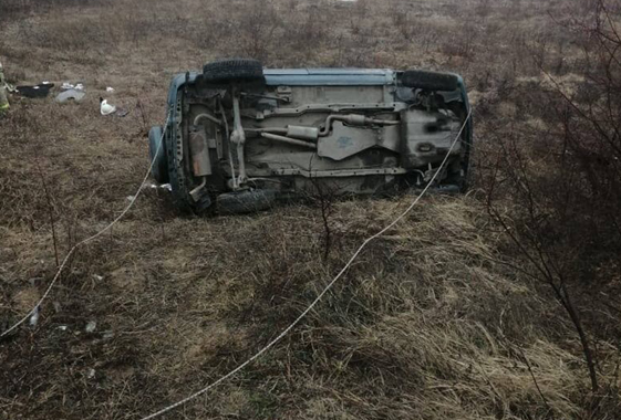 На окраине Вольска в тумане перевернулась «Нива» с пенсионерами