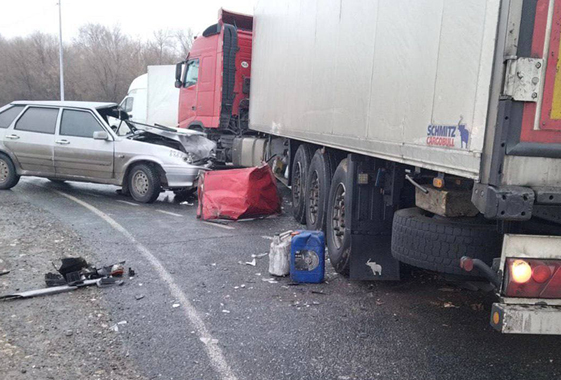 Под Вольском автоледи покалечилась в ДТП с фурой