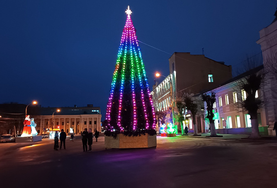 На центральной площади Вольска установили елку из Москвы