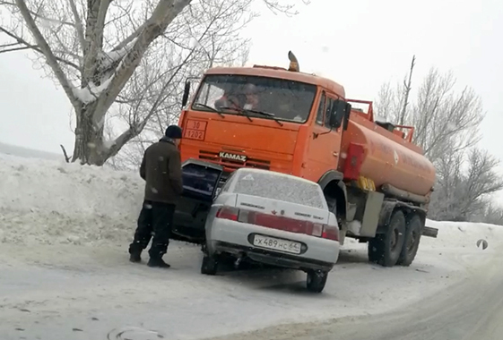 В Вольске «Лада» врезалась в бензовоз