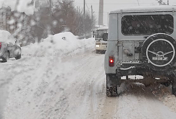 Во время снегопада в Вольске застревают автобусы