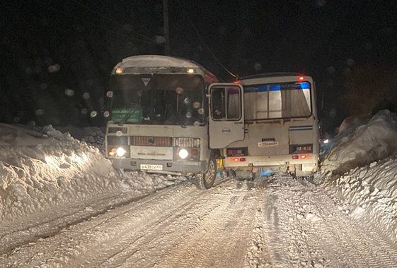 В Вольске не разъехались два автобуса и перегородили улицу