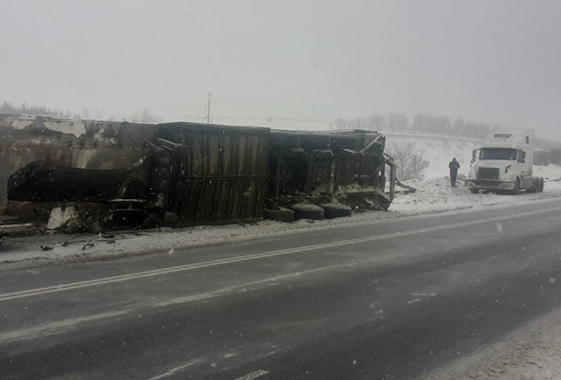 Под Вольском перевернулся прицеп с 18 тоннами груза из Тольятти