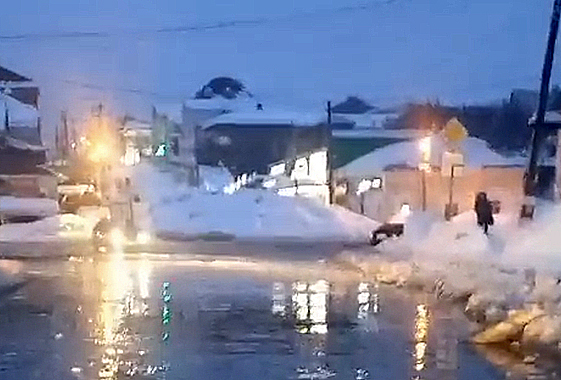 Растаявший снег затапливает Вольск