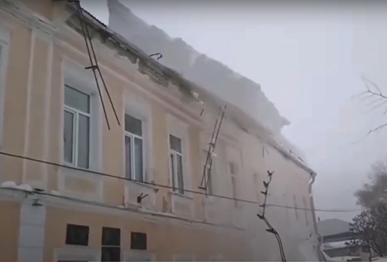 Житель Вольска снял на видео падение снежной лавины со школы