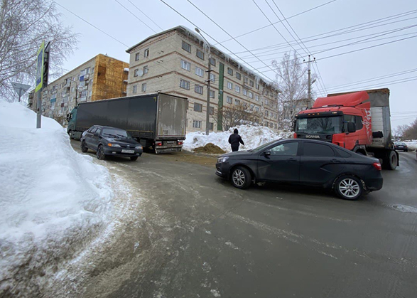 Водители в Вольске для проезда посыпают песком дороги