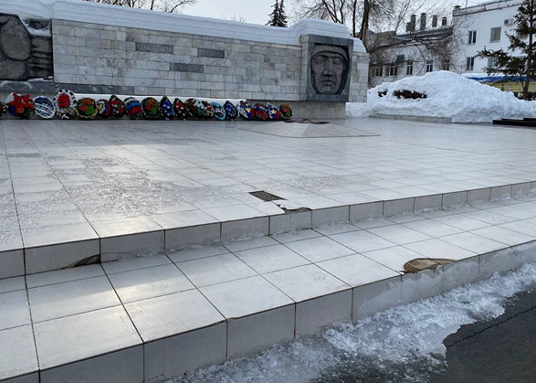 В Вольске разрушается покрытие на мемориале «Вечный огонь»