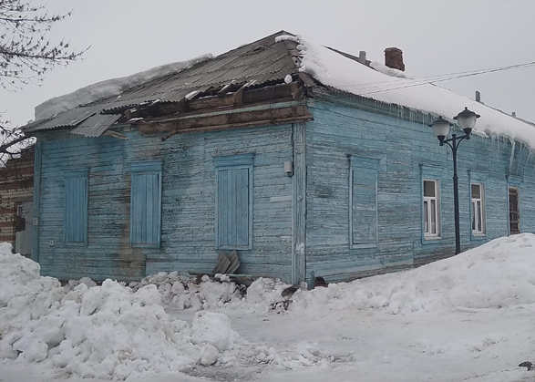 В Вольске на тротуар к школе падает шифер и снег